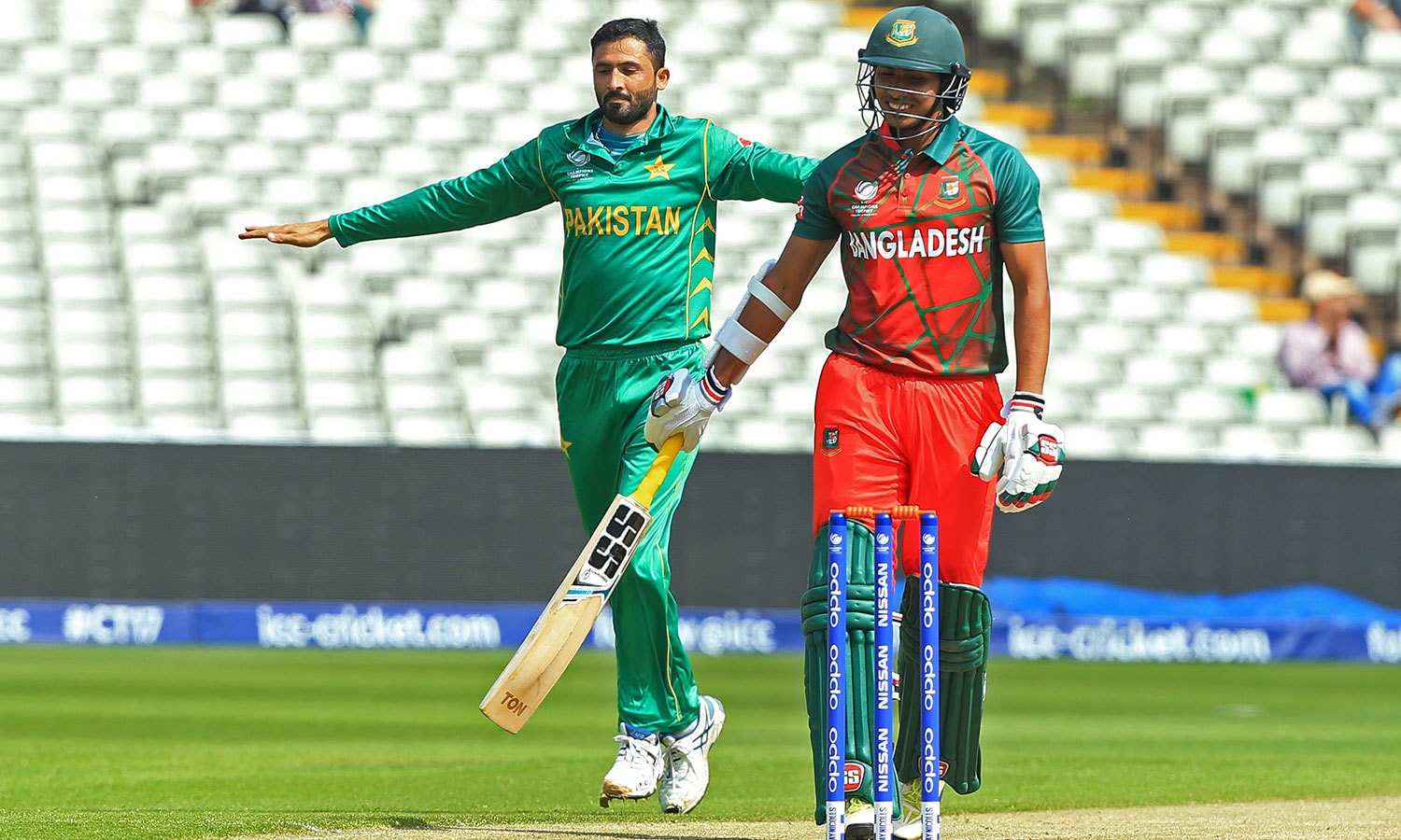 جنید خان نے 4 وکٹیں حاصل کرلیں&mdash;فوٹو: اے ایف پی