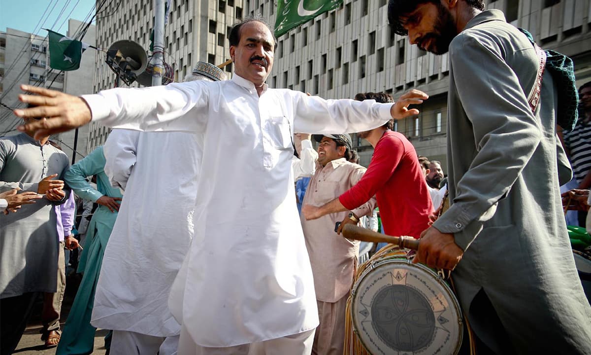 PMLN workers celebrate the Panama Papers verdict outside Karachi Press Club| INP