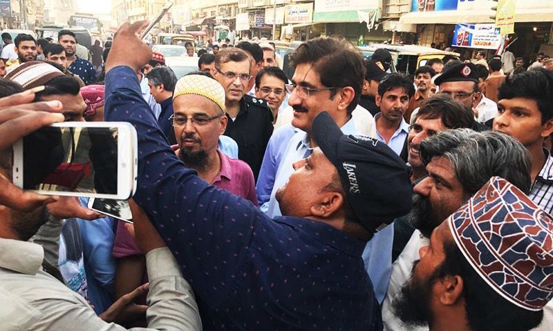 عوام نے مرادعلی شاہ کو خوش آمدید کہا اور سلفیاں بنوائیں—فوٹو:وزیراعلیٰ ہاوس عوام نے مرادعلی شاہ کو خوش آمدید کہا اور سلفیاں بنوائیں—فوٹو:وزیراعلیٰ ہاوس