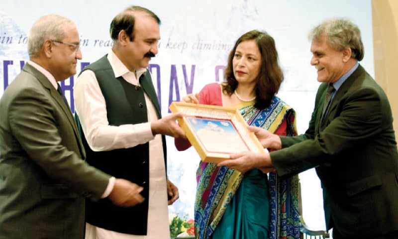 Minister of State for CADD Tariq Fazal Chaudhry and Nepalese Ambassador Sewa Lamsal Adhikari give a souvenir to Nazir Sabir, the first Pakistani to summit Mount Everest. — White Star