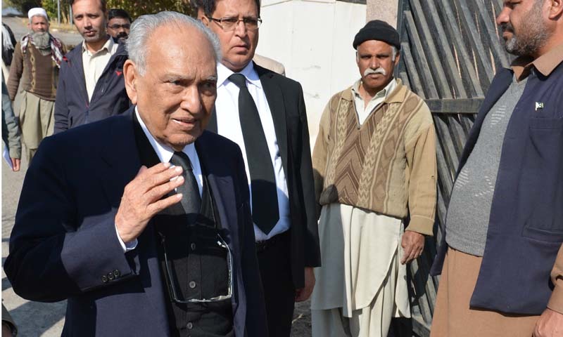 Sharifuddin Pirzada  one of the lawyer of Pakistan's former military ruler Pervez Musharraf, leaving the special court after his case hearing in Islamabad in 2014.   ─AFP