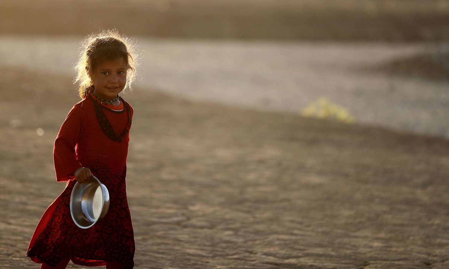 مشکل وقت اور جنگیں بھی بچوں کی معصوم مسکراہٹ ختم نہیں کر سکتی — فوٹو/ اے ایف پی مشکل وقت اور جنگیں بھی بچوں کی معصوم مسکراہٹ ختم نہیں کر سکتی — فوٹو/ اے ایف پی