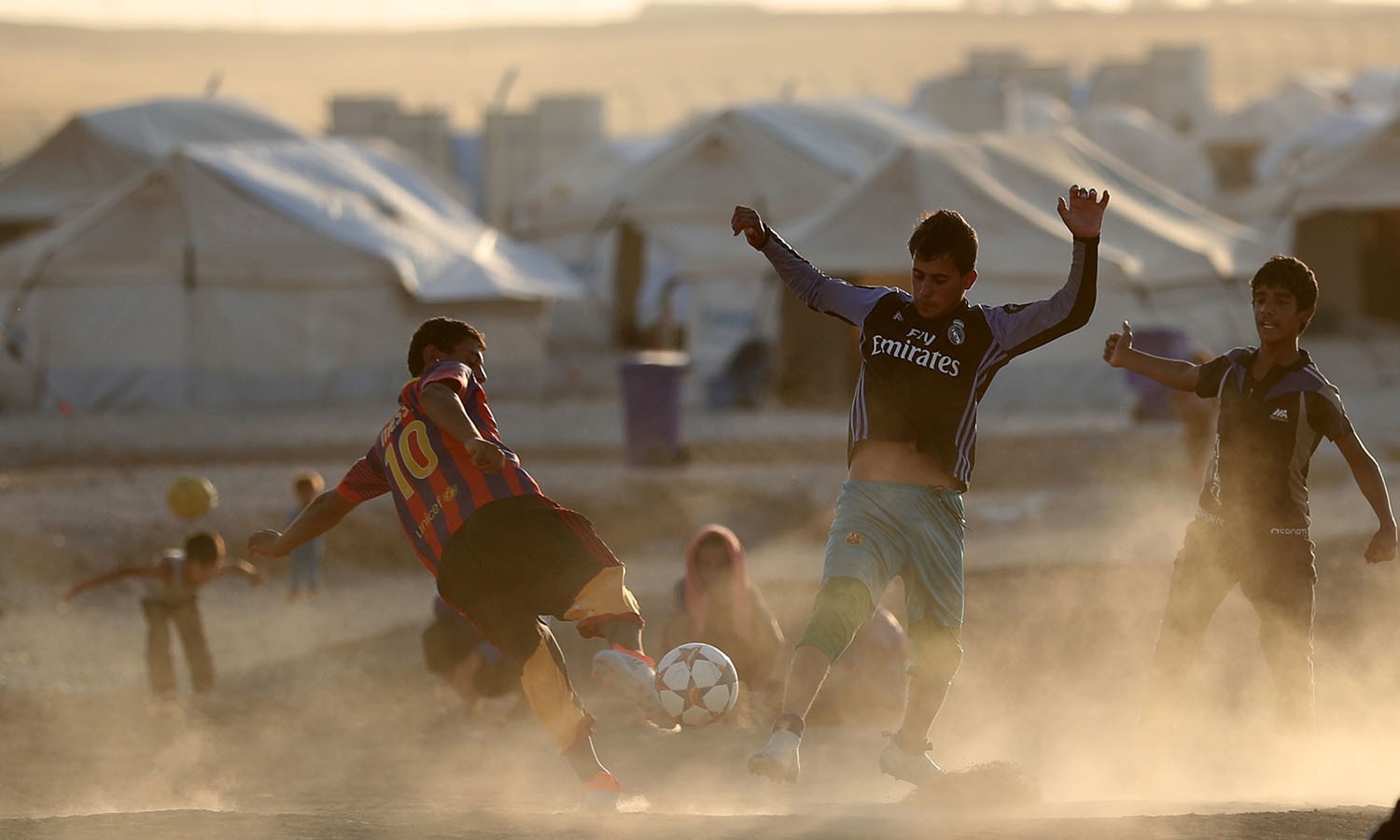 بے گھر عراقی بے رمضان کے دوران ایک ساتھ فٹ بال کھیل کر اپنا وقت گزارتے ہیں— فوٹو/ اے ایف پی بے گھر عراقی بے رمضان کے دوران ایک ساتھ فٹ بال کھیل کر اپنا وقت گزارتے ہیں— فوٹو/ اے ایف پی