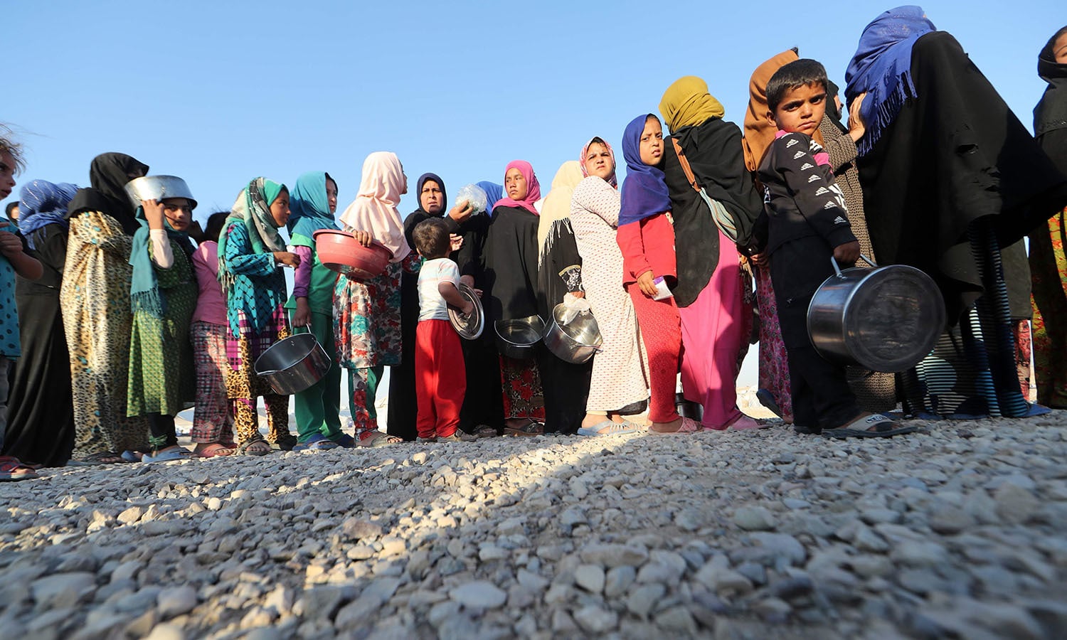 کیمپ میں موجود بچوں کی لمبی قطار کیمرے کو دیکھ کر مسکرا رہی ہے — فوٹو/ اے ایف پی کیمپ میں موجود بچوں کی لمبی قطار کیمرے کو دیکھ کر مسکرا رہی ہے — فوٹو/ اے ایف پی