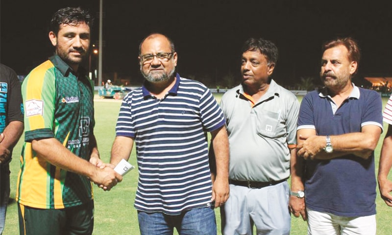 KARACHI: KCCA Zone-VI president Zia Ahmed Siddiqi gives away the man-of-the-match award to National Bank&rsquo;s Naved Sarwar.