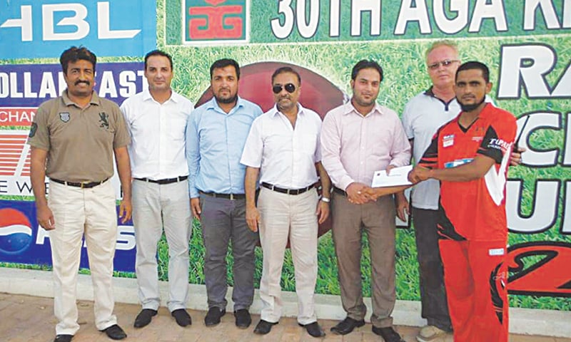 KARACHI: Chief guest Adeel Virani presents the man-of-the-match award to Imran Ali of Tapal CC as Amin Merchant, Mir Afzal Baig, Rehan Sheikh, Zulfiqar P. Khan and Saleem Nadir look on.