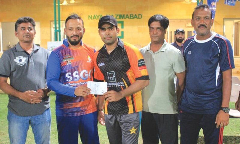 KARACHI: Former Test player Atiq-uz-Zaman gives the man-of-the-match award to Umar Akmal. Saeed Babu, Khalid Yasin and Nasir Ismail are also seen. KARACHI: Former Test player Atiq-uz-Zaman gives the man-of-the-match award to Umar Akmal. Saeed Babu, Khalid Yasin and Nasir Ismail are also seen.