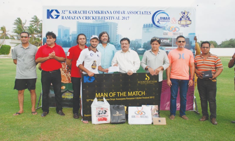 KARACHI: Chief guest Dr Mohammad Nafees presenting man-of-the-match award to Sahibzada Farhan. Also seen are Abbas Valika, Akhtar Munir, Jam Nafees, Rehan Sheikh and S.M. Sameer.