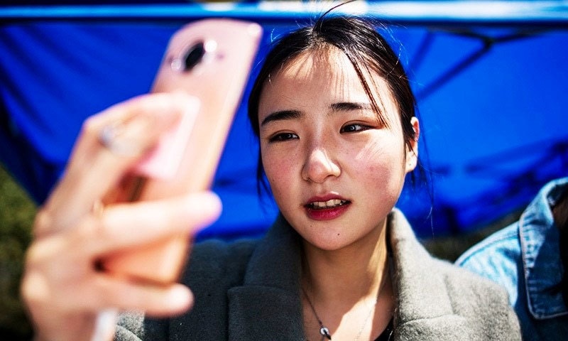 تربیت کے دوران طالبات سوشل میڈیا پر لائیو اسٹریمنگ بھی کرتی ہیں&mdash;فوٹو: اے ایف پی