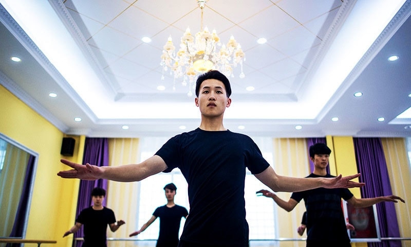 طلبہ کو ڈانس کرنے سمیت فیشن کے طریقے بھی سکھائے جاتے ہیں&mdash;فوٹو: اے ایف پی