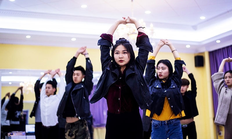 کلاس میں زیادہ تر لڑکیاں ہیں&mdash;فوٹو: اے ایف پی