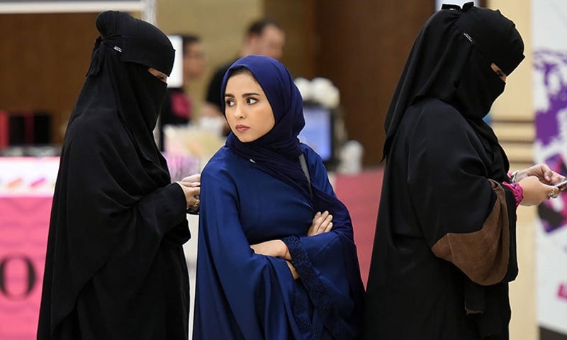 عبایہ کو خواتین پر مسلط کردہ لباس سمجھا جاتا ہے&mdash;فائیل فوٹو: اے ایف پی