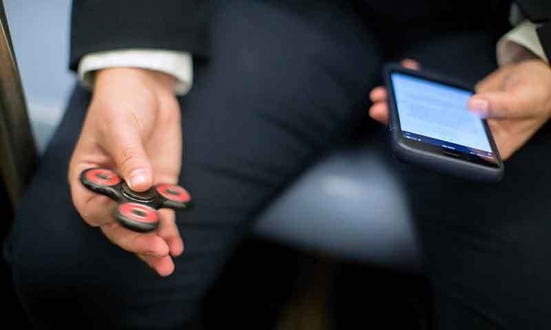 دنیا بھر میں پلاسٹک، دھات، لکڑی شیشے سمیت تقریبا ہر ٹھوس شے کے فجٹ اسپنر تیار کیے جاچکے ہیں۔&mdash;فوٹو: اے پی