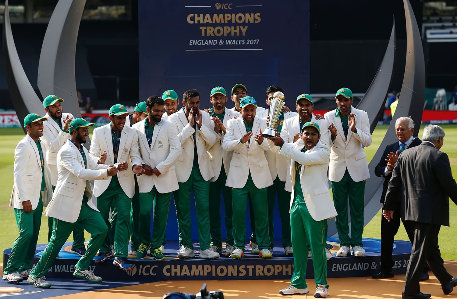 Sarfraz Ahmad lifts the Champions Trophy as captain. — Photo: AFP.