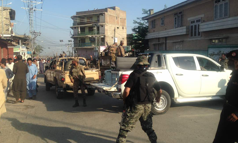 Security forces arrive at the scene. ─ DawnNews.