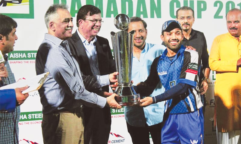 KARACHI: Honourable Governor of Sindh Mohammad Zubair awards the winners’ trophy to SNGPL captain Mohammad Rizwan as Pakistan ODI and T20 skipper Sarfraz Ahmed, Arif Habib, Mohammad Ali and Azam Khan look on. KARACHI: Honourable Governor of Sindh Mohammad Zubair awards the winners’ trophy to SNGPL captain Mohammad Rizwan as Pakistan ODI and T20 skipper Sarfraz Ahmed, Arif Habib, Mohammad Ali and Azam Khan look on.