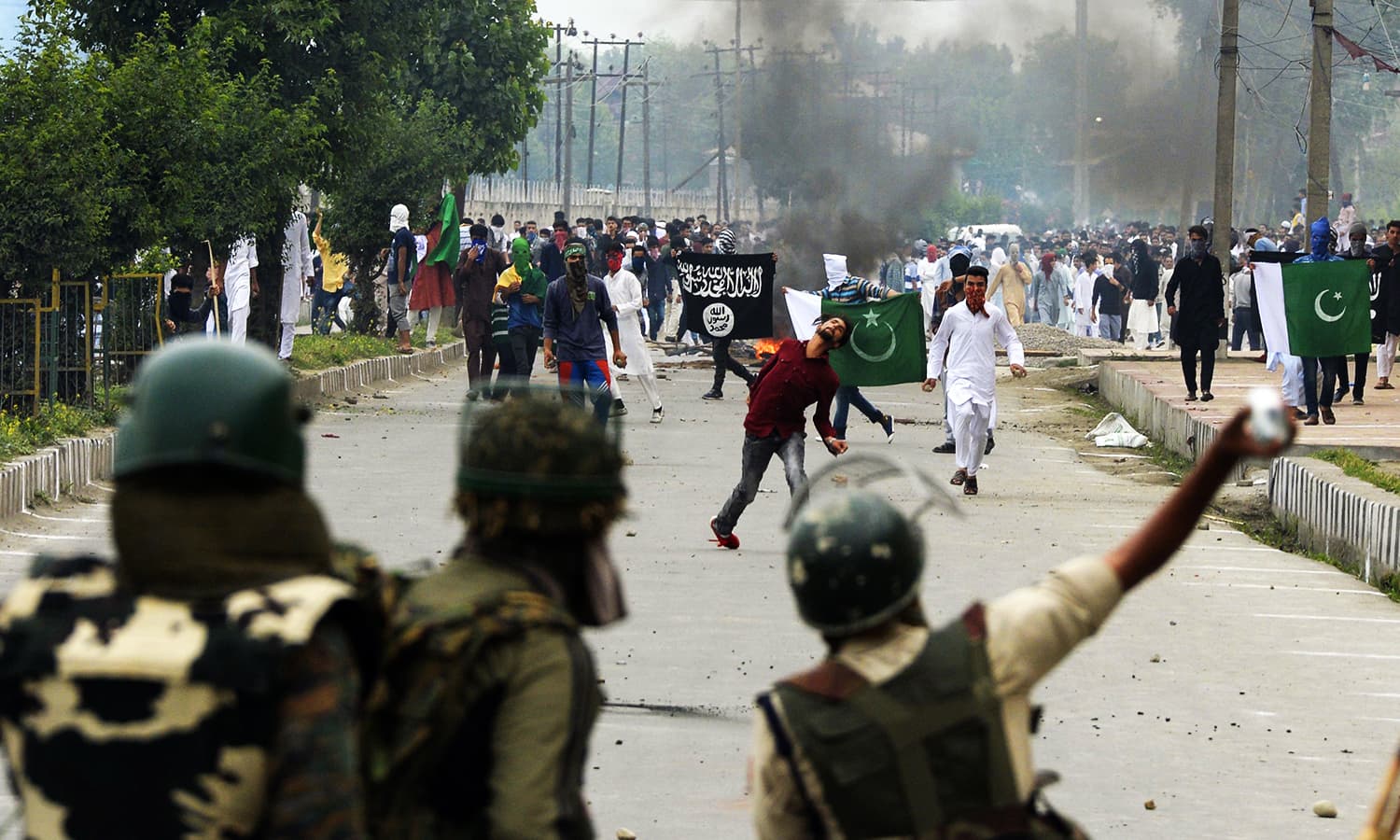 Indian government forces approach clashes with Kashmiri protesters after Eid prayers in downtown Srinagar. ─ AFP