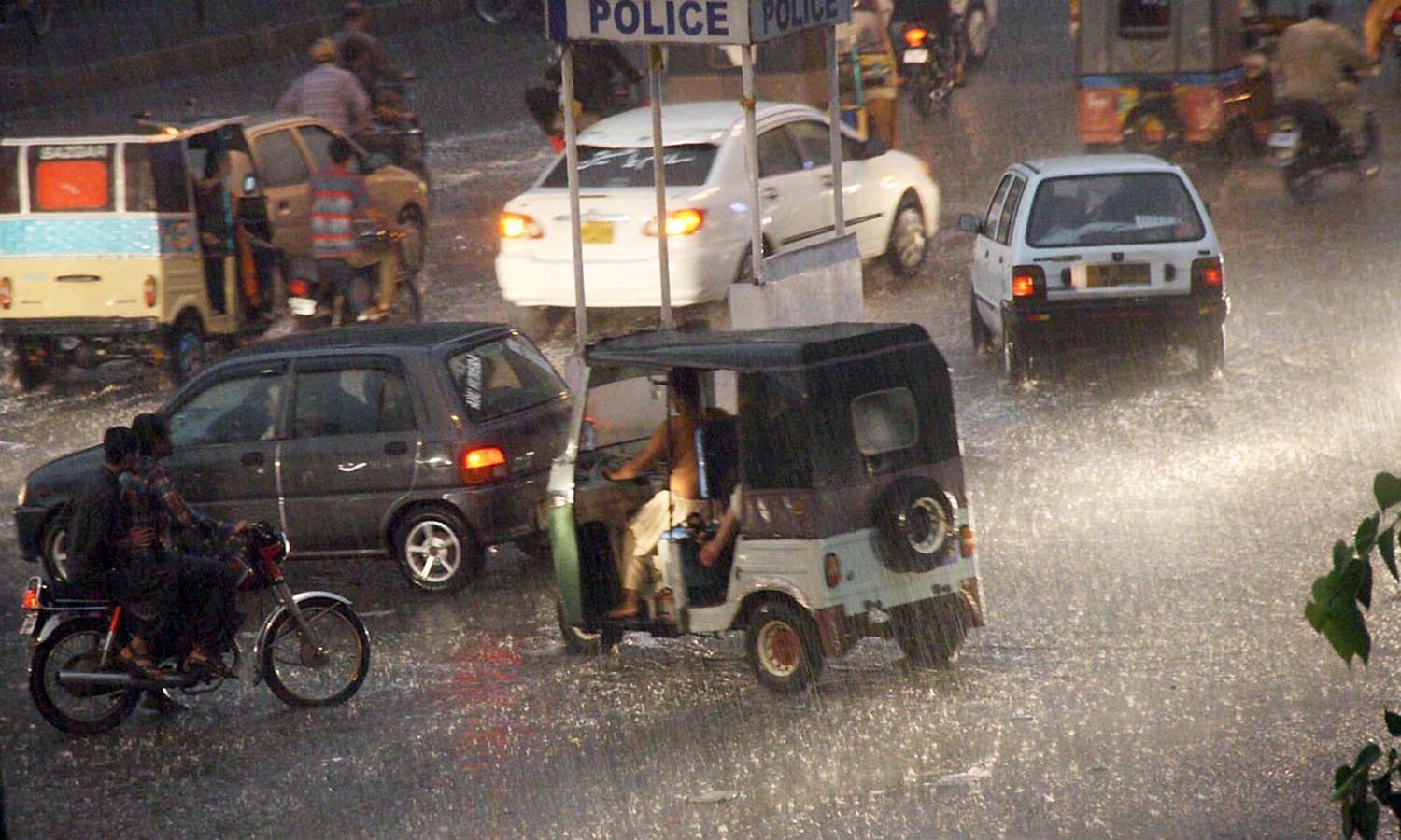 بارش کے دوران کراچی میں شدید ٹریفک جام کی خبریں بھی سامنے آئیں — فائل فوٹو