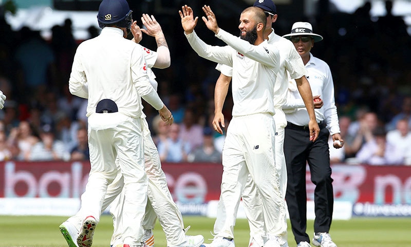 جنوبی افریقی کپاتن ڈین ایلگر کو آؤٹ کرنے پر ساتھی کھلاڑی معین علی کو مبارکباد دے رہے ہیں&mdash; فوٹو: اے ایف پی