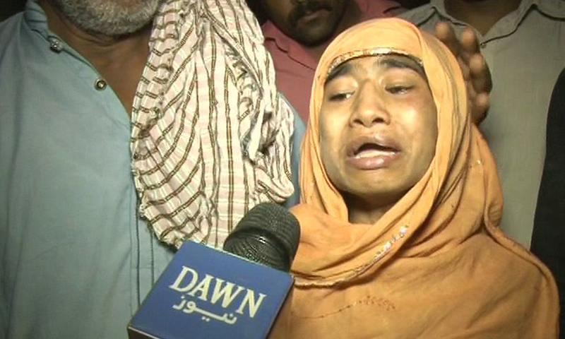 بھائی کی ہلاکت پر بہن عطیہ نے شور مچایا اور اہل محلہ کو اس بدترین تشدد کے واقعے سے آگاہ کیا &mdash; فوٹو: ڈان نیوز