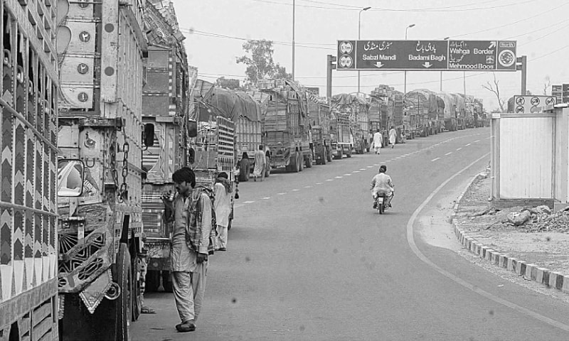Lahore: Trucks on Ring Road wait for their turn to enter the Ravi Road Vegetable and Fruit Market. Analysts believe Pakistan should implement trucking reforms to reap benefits of cross-border trade under the China-Pakistan Economic Corridor.─White Star