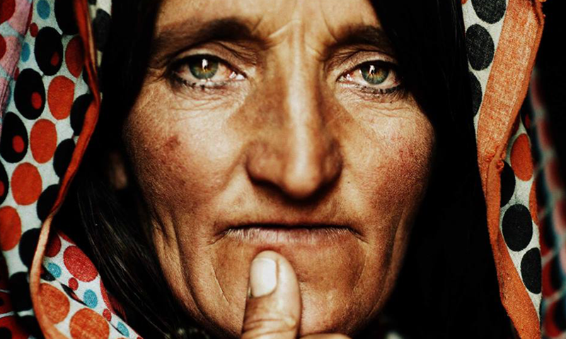 مبین انصاری کہتے ہیں کہ انہیں اپنے ملک کے ساتھ انسانیت سے بھی محبت ہے، جس نے انہیں لوگوں کے جذبات کو تصاویر کے ذریعے بیان کرنے پر مجبور کیا &mdash; فوٹو: بشکریہ مبین انصاری فیس بک پیج