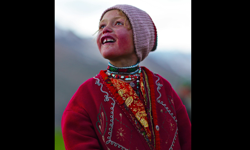 انھوں نے کہا کہ اس شوق سے ان کا لوگوں کے ساتھ ایک محبت کا رشتہ پیدا ہوا جس کا اندازہ تصاویر سے لگایا جاسکتا ہے &mdash; فوٹو: بشکریہ مبین انصاری فیس بک پیج