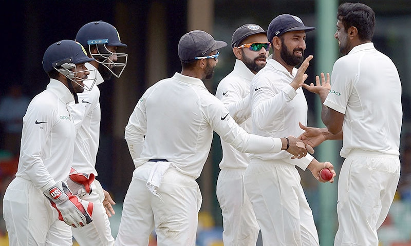 روی چندرہ ایشون کو پانچ وکٹیں لینے پر ساتھی کھلاڑی مبارکباد دے رہے ہیں&mdash; فوٹو: اے ایف پی