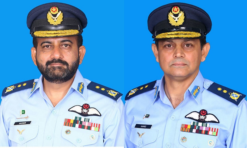 اس تصویر میں دائیں جانب ائیر وائس مارشل حامد راشد رندھاوا اور بائیں جانب ائیر وائس مارشل ناصرالحق وائیں نظر آرہے ہیں &mdash; فوٹو: نوید صدیقی