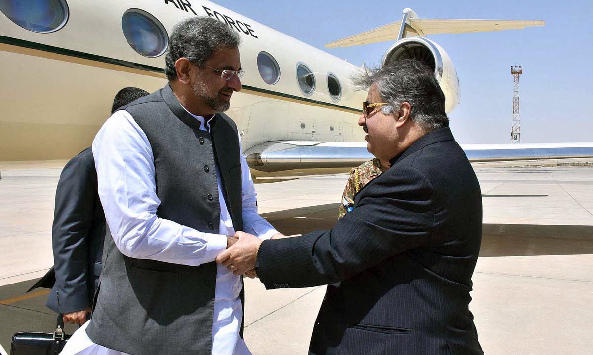 Balochistan Chief Minister Sanaullah Zeheri welcomes Prime Minister Shahid Khaqan Abbasi at Quetta airport. —APP