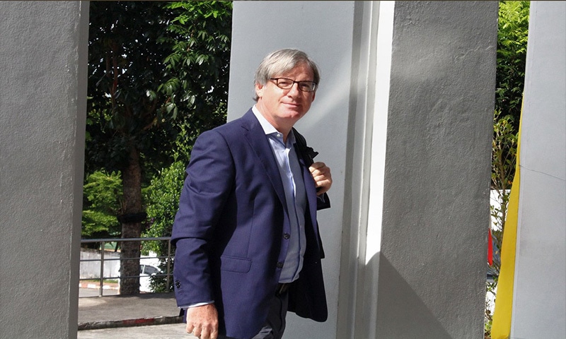 BBC foreign correspondent Jonathan Head arrives at a Thailand court to fight defamation charges brought against him by a Thai lawyer in Phuket on August 23, 2017. &mdash;AFP