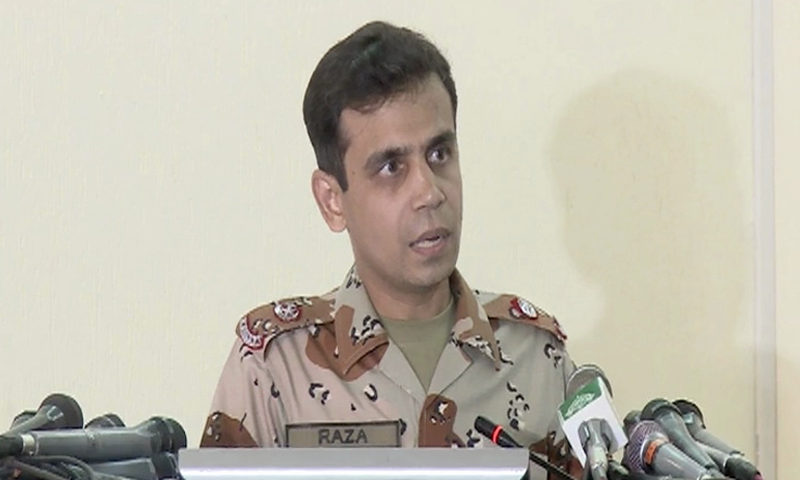 ترجمان سندھ رینجرز میجر قمبر رضا پریس کانفرنس کرتے ہوئے&mdash;۔ڈان نیوز