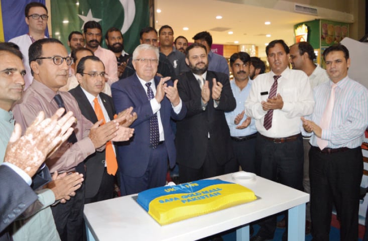 Ambassador V.I. Lakomov and Safa Gold Mall’s general manager with guests marking Ukraine’s Independence Day in Islamabad.
