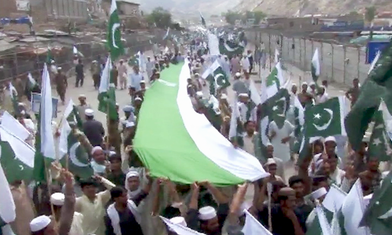 خیبر ایجنسی: مظاہرین میں سکھ برادری کے متعدد افراد بھی شامل&mdash;فوٹو: ڈان نیوز