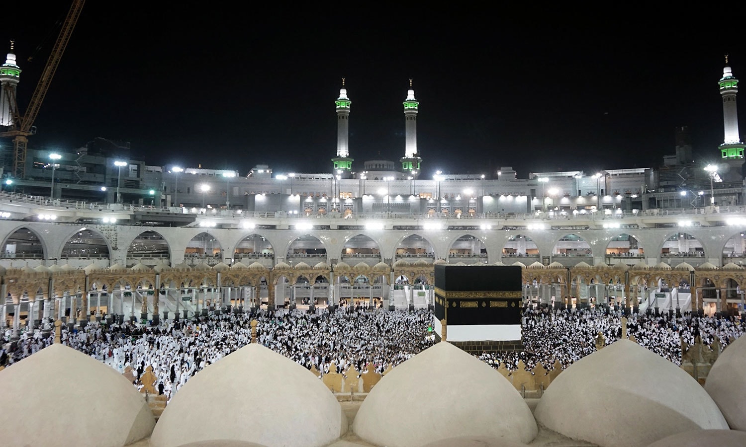 جسمانی و مالی طور پر مستحکم ہر بالغ مسلمان پر زندگی میں ایک بار حج کی ادائیگی فرض ہے&mdash; اے ایف پی فوٹو