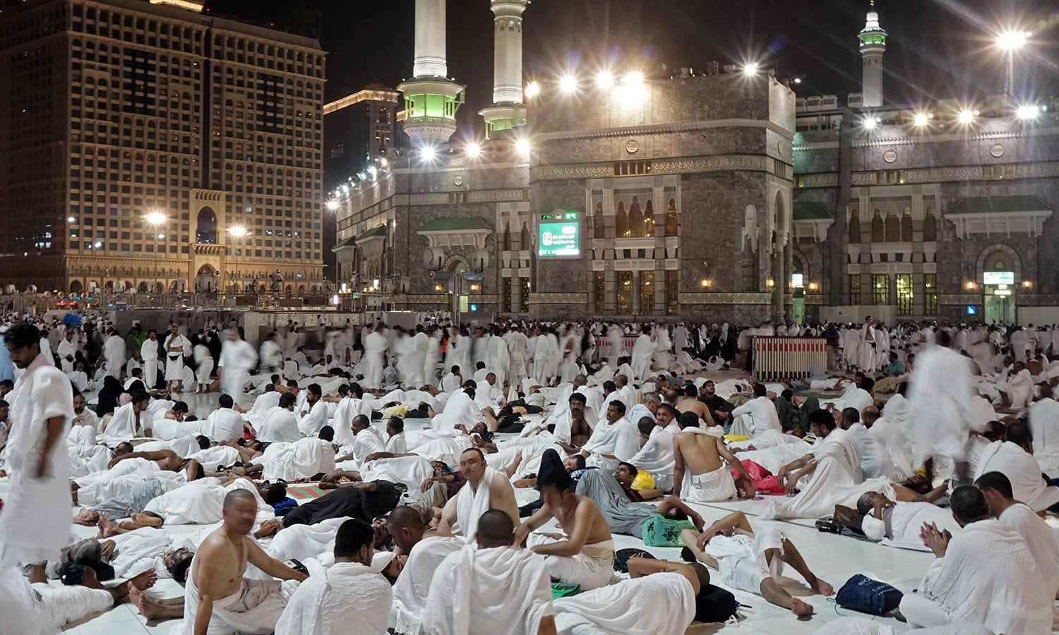 منیٰ روانگی سے قبل عازمین بیت اللہ میں جمع ہوئے&mdash; اے ایف پی فوٹو