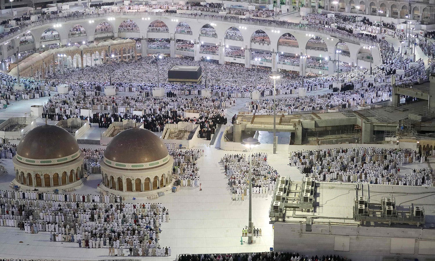 خانہ کعبہ میں عازمین حج کے پہنچنے کا منظر &mdash; اے ایف پی فوٹو