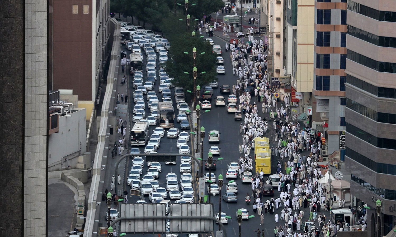 مناسک حج کے آغاز سے قبل عازمین مکہ مکرمہ کی ایک سڑک سے گزر رہے ہیں&mdash; اے ایف پی فوٹو