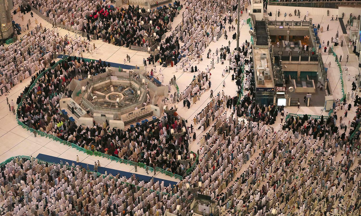 عازمین مسجد الحرام میں نماز ادا کرتے ہوئے &mdash; اے ایف پی فوٹو