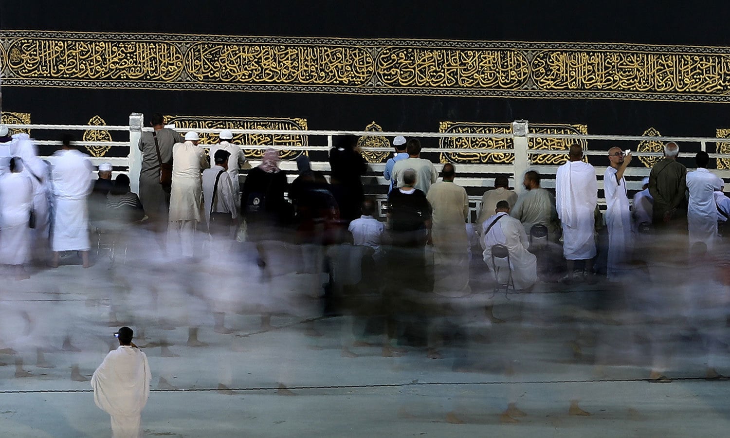خانہ کعبہ کے سامنے موجود عازمین &mdash; اے ایف پی فوٹو