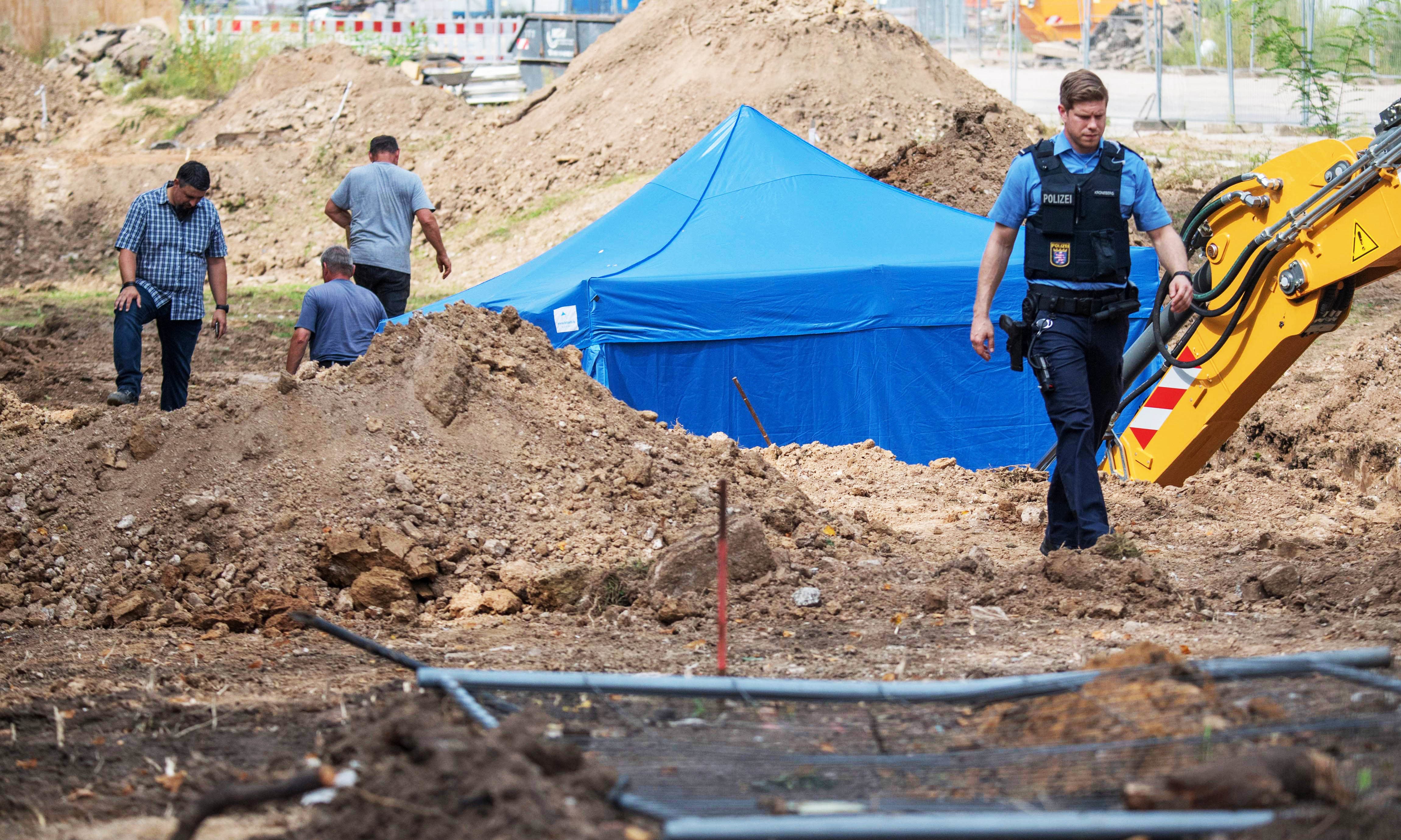A policeman walks past a blue tent covering a British World War II bomb that was found during construction works on August 30, 2017 in Frankfurt am Main, western Germany.
—AFP A policeman walks past a blue tent covering a British World War II bomb that was found during construction works on August 30, 2017 in Frankfurt am Main, western Germany.
—AFP