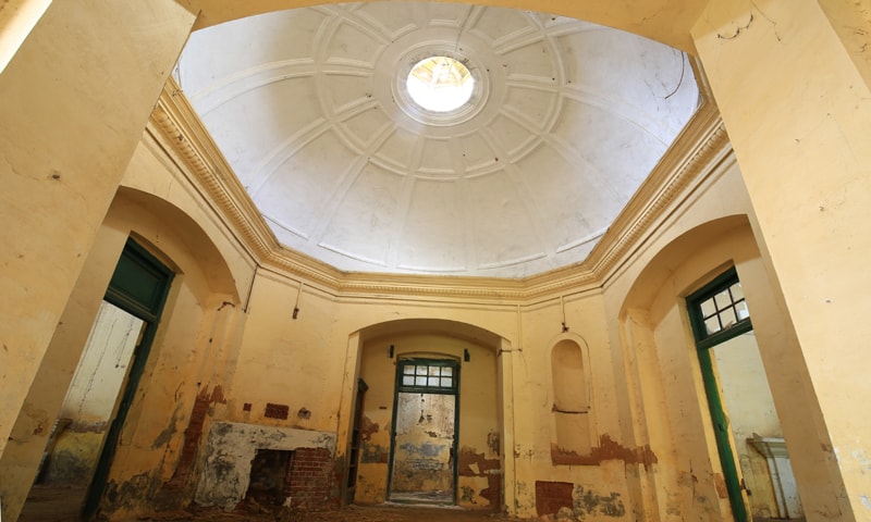 The central reception area; the doors on the right and left lead to separate drawing rooms | Photos by the writer
