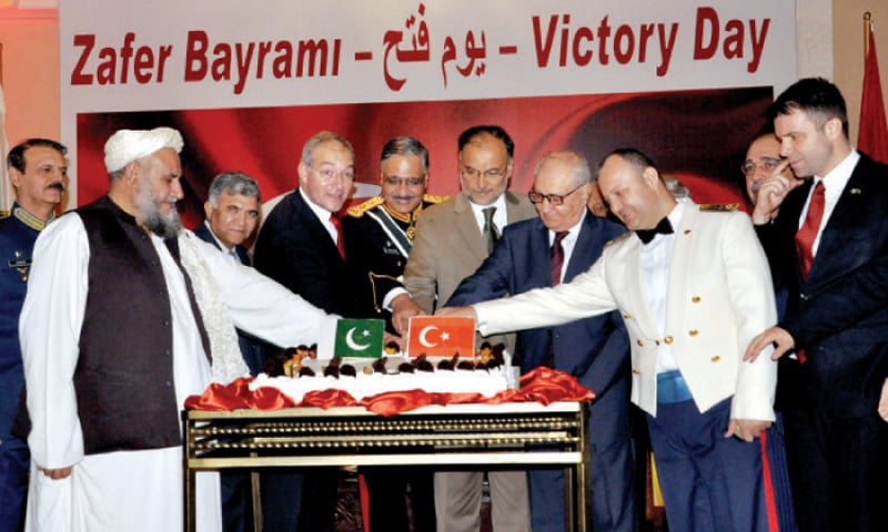 Ambassador Sadik Babur Girgin, Gen Zubair Mahmood Hayat, Interior Minister Ahsan Iqbal and other dignitaries cut the ceremonial cake on the Turkish Victory Day in Islamabad.