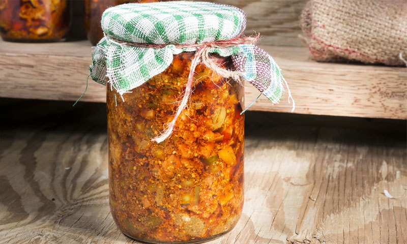 اچار اور اس کا عرق صحت کے لیے کئی متاثرکن فوائد کے حامل ثابت ہوتے ہیں &mdash; شٹر اسٹاک فوٹو