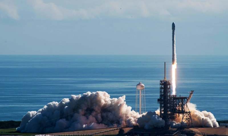 SpaceX launches secret US military space plane - Newspaper - DAWN.COM