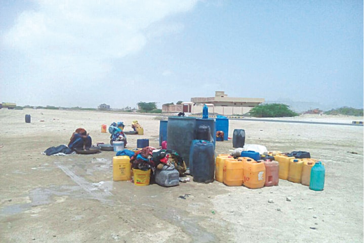 A family lies in wait on the main road for a trailer to donate some water to them | Photos by the writer