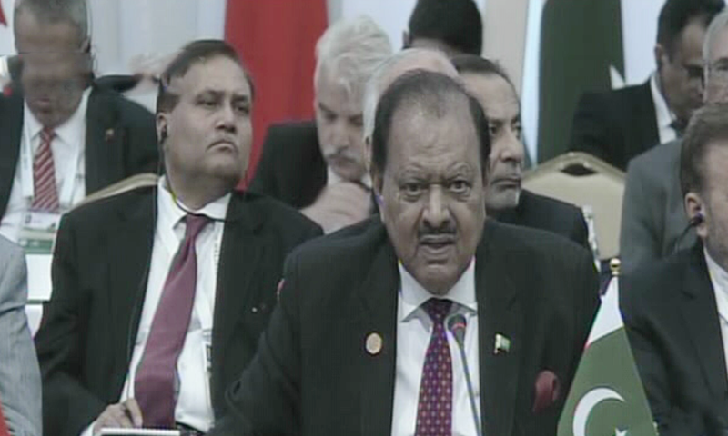 صدر ممنون حسین او آئی سی کے اجلاس سے خطاب کررہے ہیں &mdash; فوٹو: ڈان نیوز