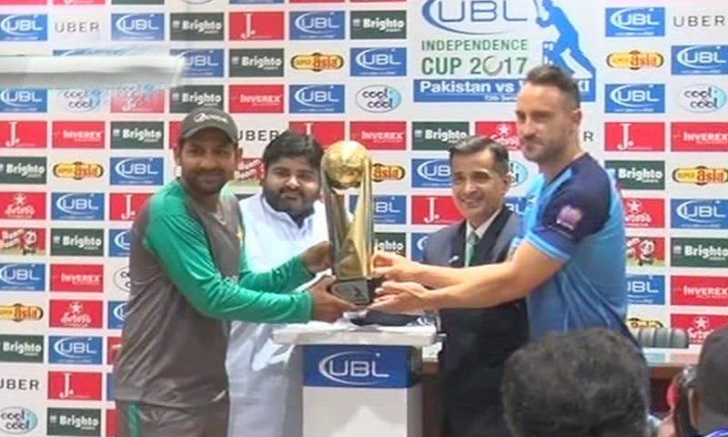 Captain Sarfraz Ahmed and  World XI Captain Faf du Plessis unveil the trophy of the Independence Cup.─DawnNews