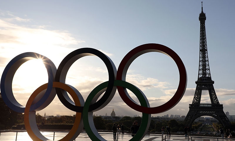 اولمپکس 2024 کی میزبانی کے حصول کے اعلان کے بعد پیرس کے ایفل ٹاور اولمپکس کا نشان آویزاں کردیا گیا— فوٹو: اے ایف پی