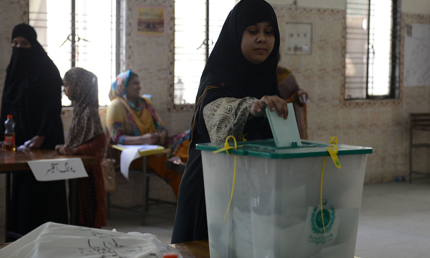 ضمنی انتخاب میں خواتین نے بڑھ چڑھ کر حصہ لیا—فوٹو:اے ایف پی